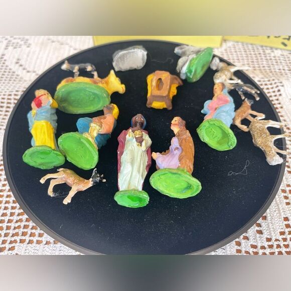 Vintage nativity scene figures | Baby Jesus | Holly nativity scene || Christmas - Picture 7 of 11